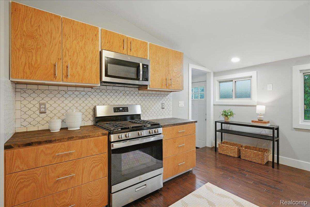 Oak Park City, Michigan 48237, United States, 3 Bedrooms Bedrooms, ,1 BathroomBathrooms,Residential,Pending,151996