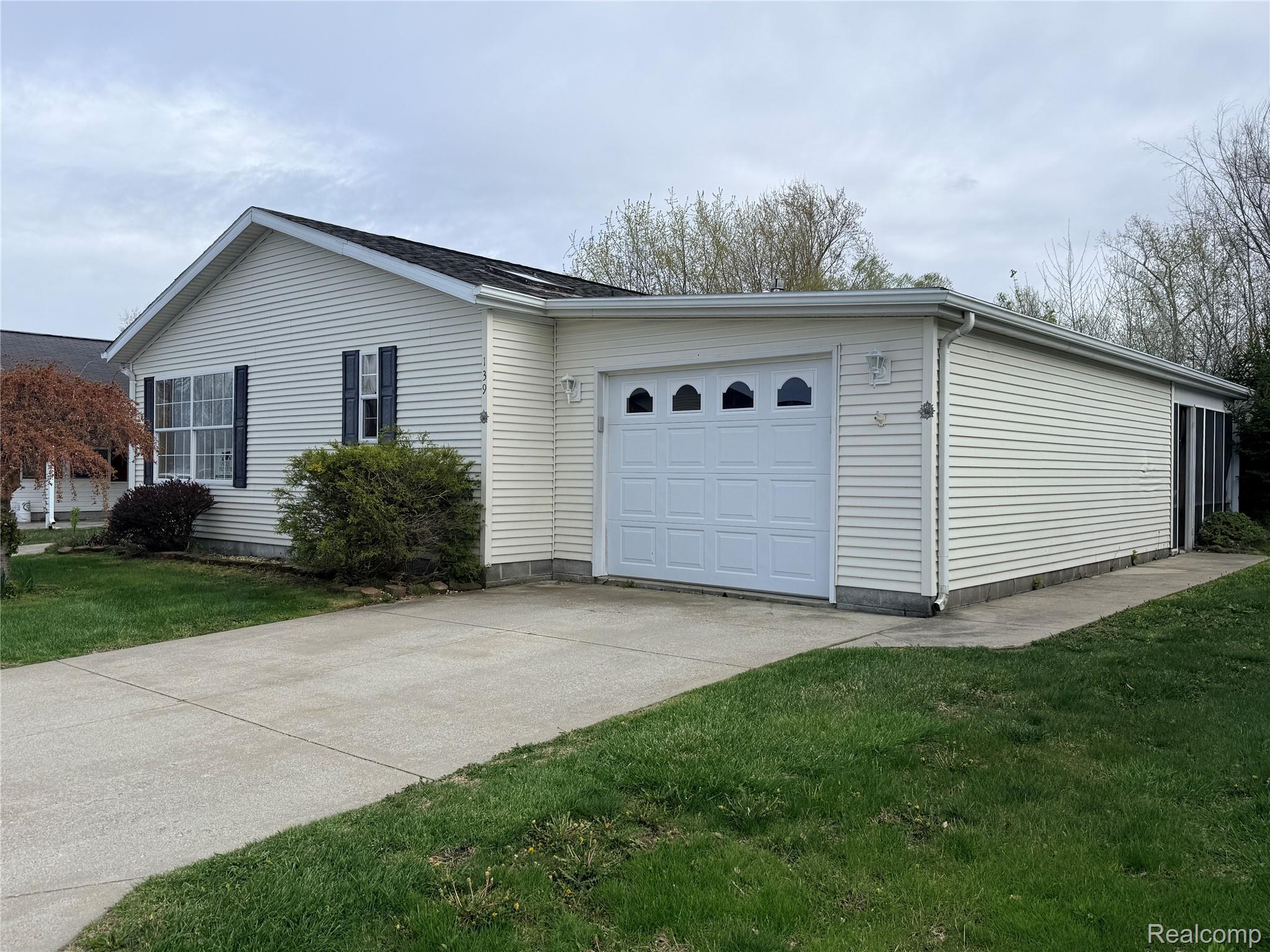 3211 Keewahdin Road 139