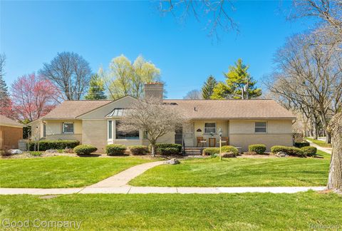 2135 Vinsetta Boulevard Royal Oak City MI 48073