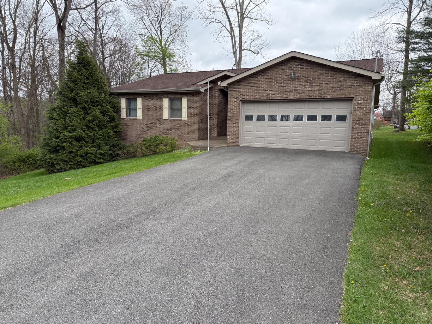 Photo 1 of 30 — Hale, Beckley, WV 25801