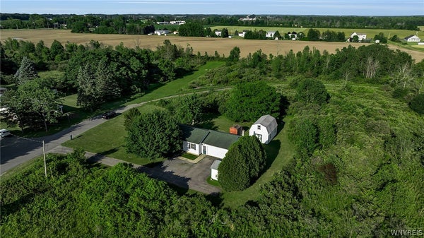 5821 FAIRVIEW DR, SANBORN, NY 14132 - Image aa2d8f79f4f742cc5bfd3b6198516b6e/4157664483