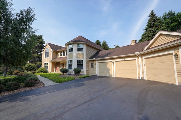 9 FOXBORO LN, FAIRPORT, NY 14450 - Image b4e8294c4bd29ae48ee8722cb6fd6dd8/529654893