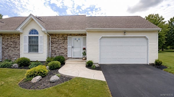 9 HAWTHORNE TRL, DEPEW, NY 14043 - Image f1e22e65dccbfd9493ad558e7dbebc38/2574358128