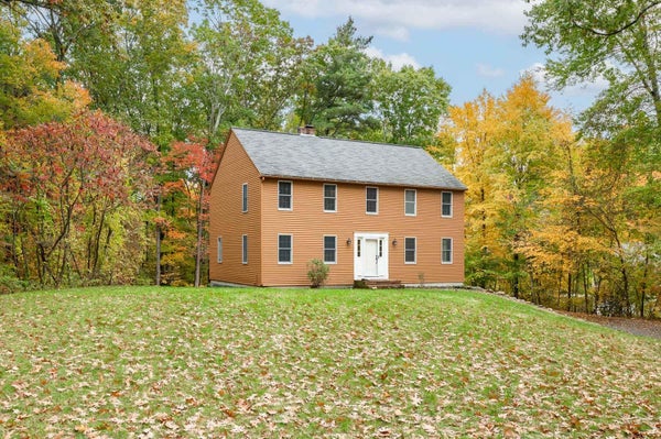 63 STARK RD, DERRY, NH 03038 - Image 59bba3fd99a2f24df05f1e35b41f9bcd/1763420704