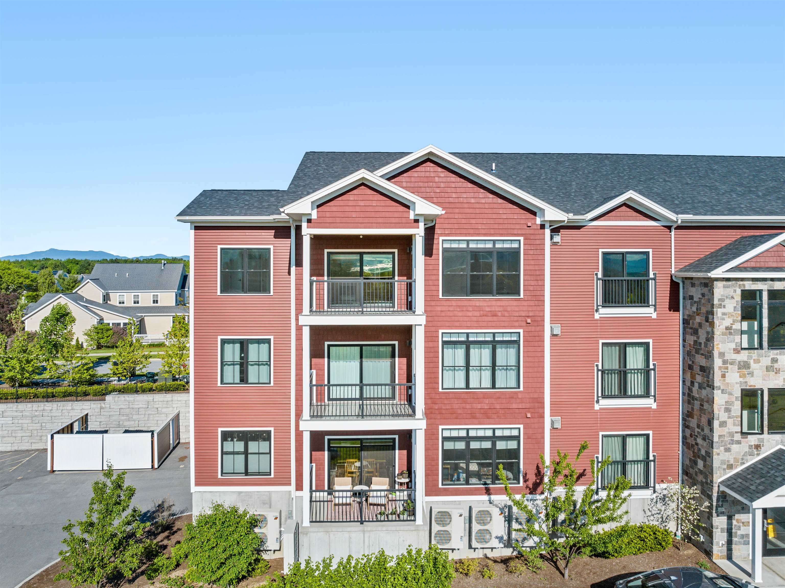 Welcome to one-level luxury living at its finest. This stunning top-fl – image 3