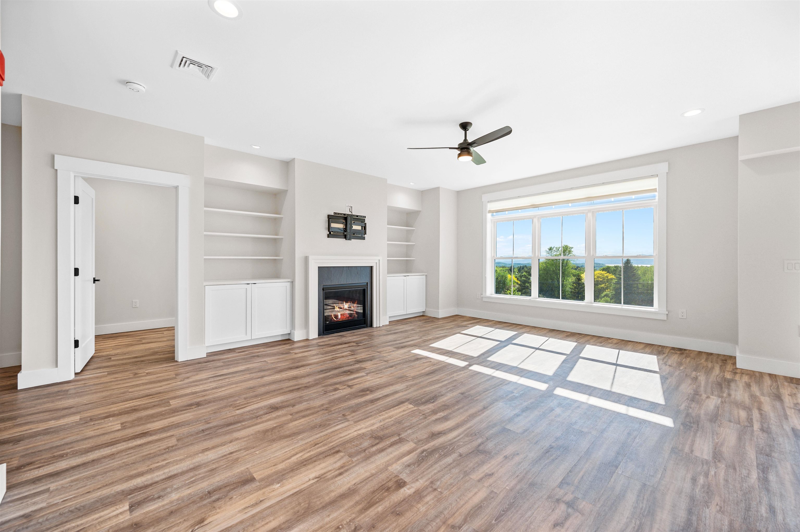 Welcome to one-level luxury living at its finest. This stunning top-fl – image 6