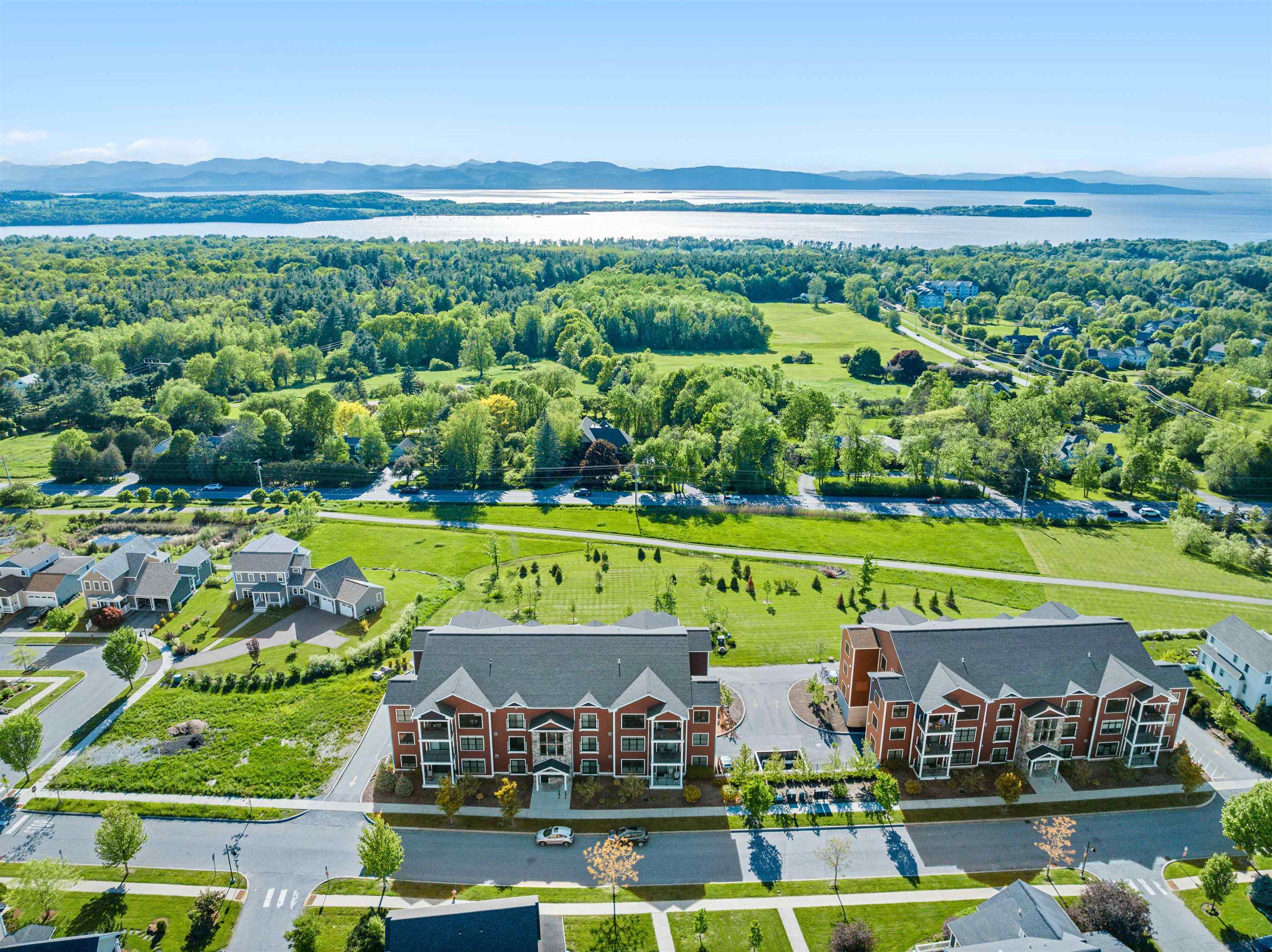 Welcome to one-level luxury living at its finest. This stunning top-fl – image 1