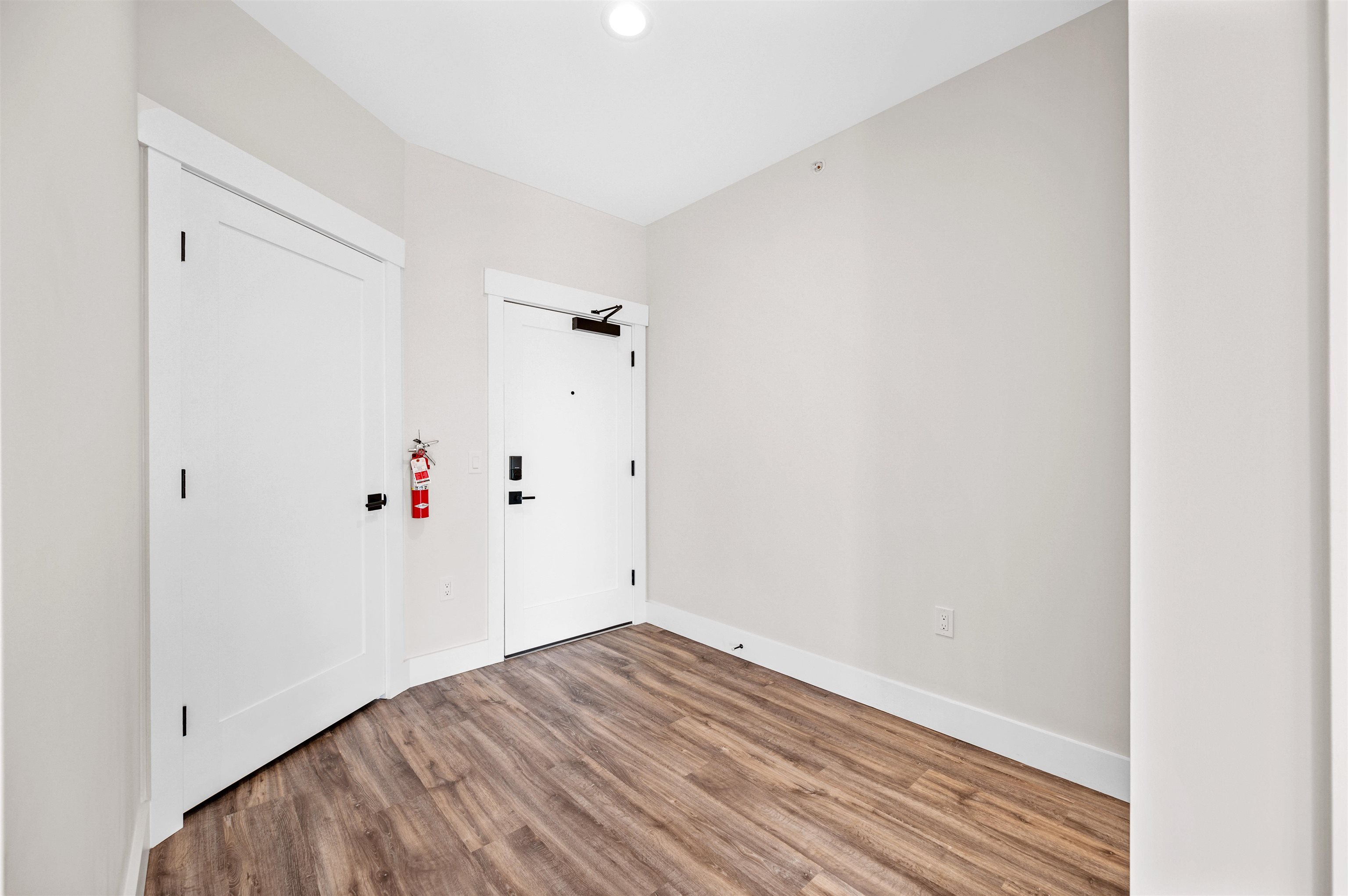 Welcome to one-level luxury living at its finest. This stunning top-fl – image 7