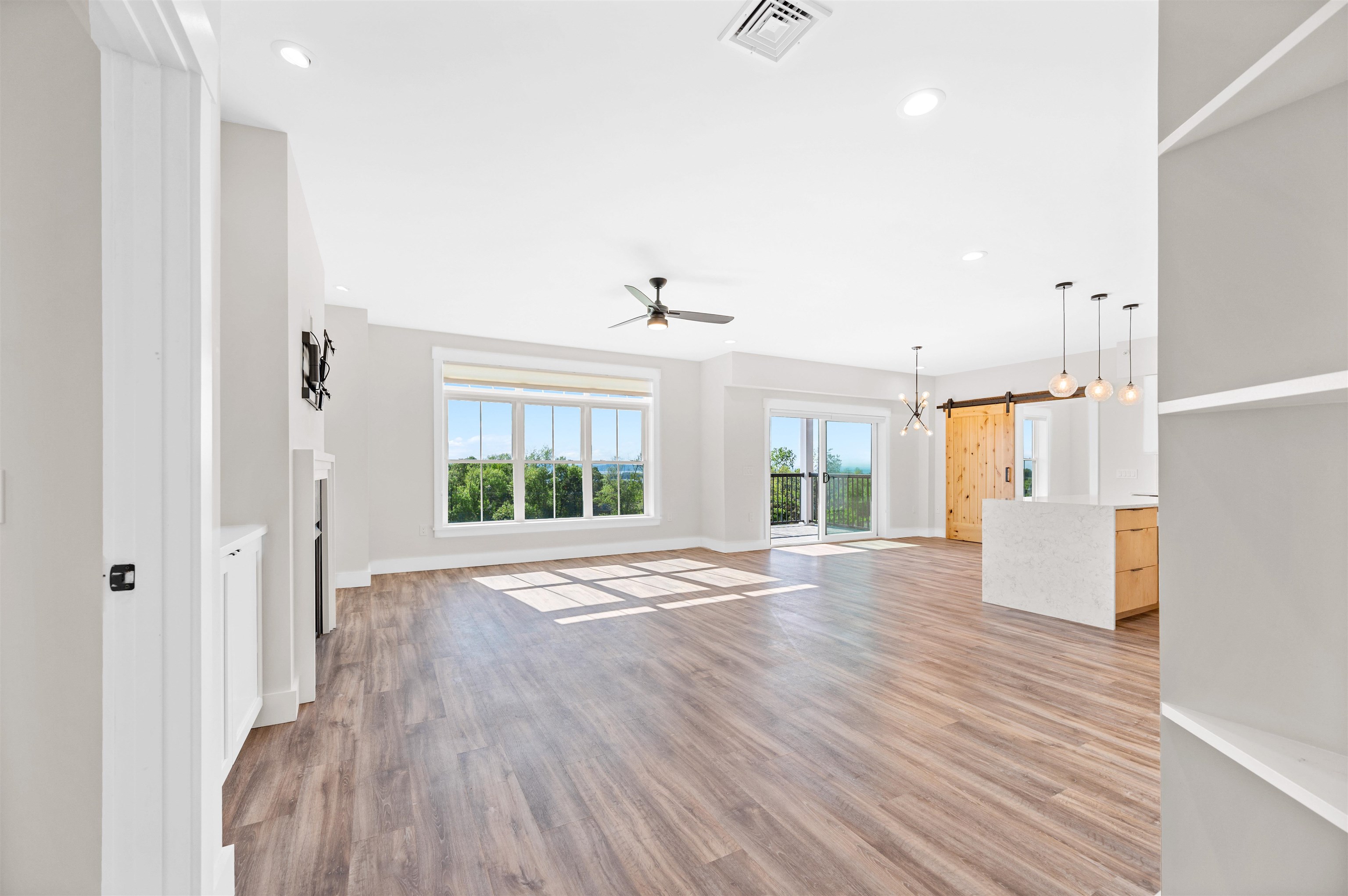 Welcome to one-level luxury living at its finest. This stunning top-fl – image 4