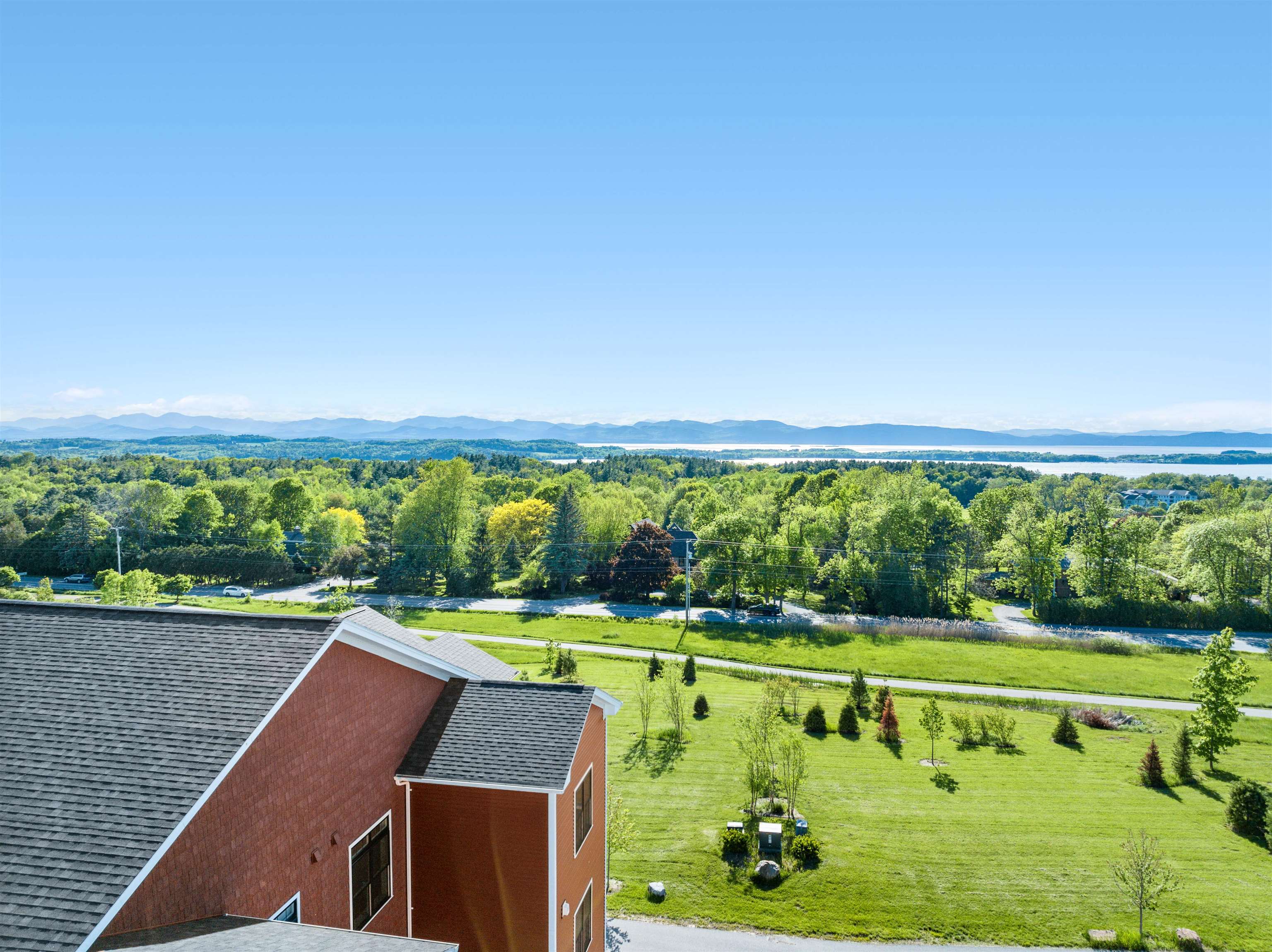 Welcome to one-level luxury living at its finest. This stunning top-fl – image 2