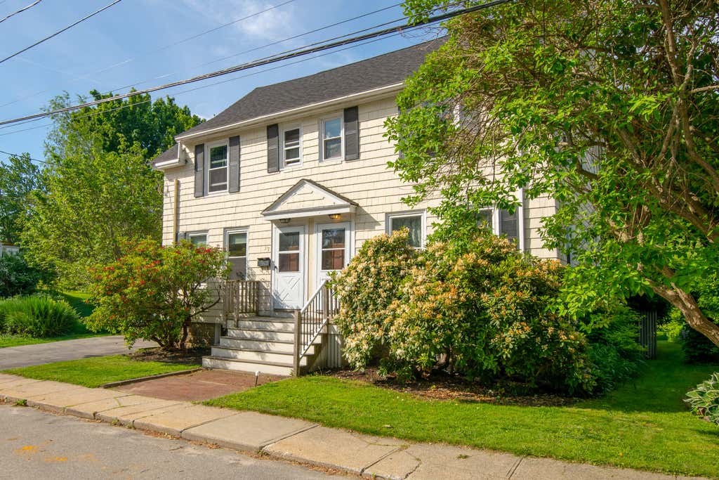Photo of 35-37 Warren Avenue, Cape Elizabeth, ME 04107 (MLS # 1668346)