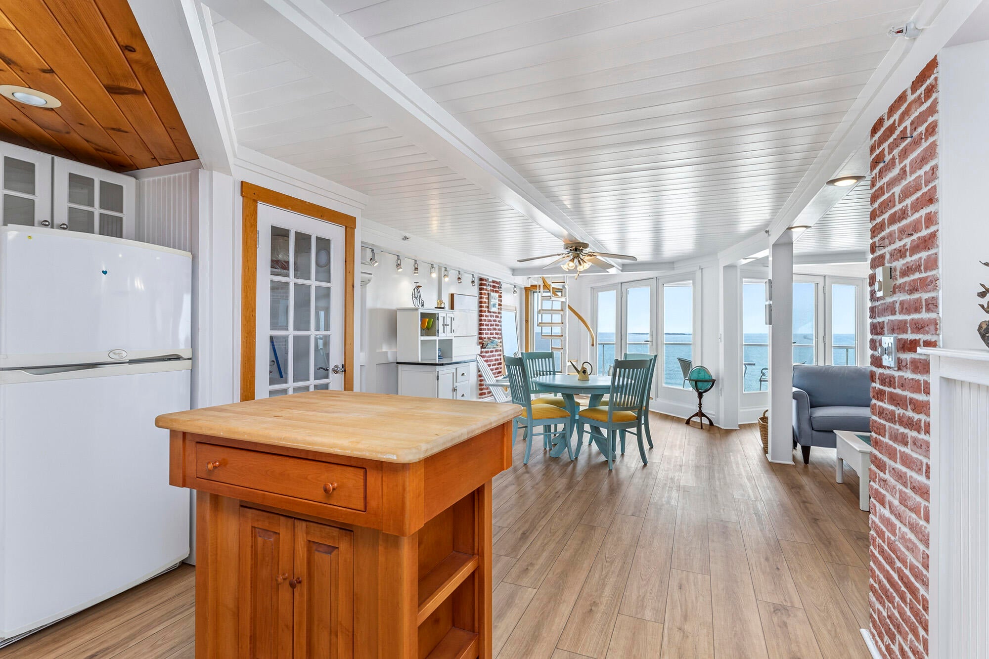 207 E Grand Avenue D8
