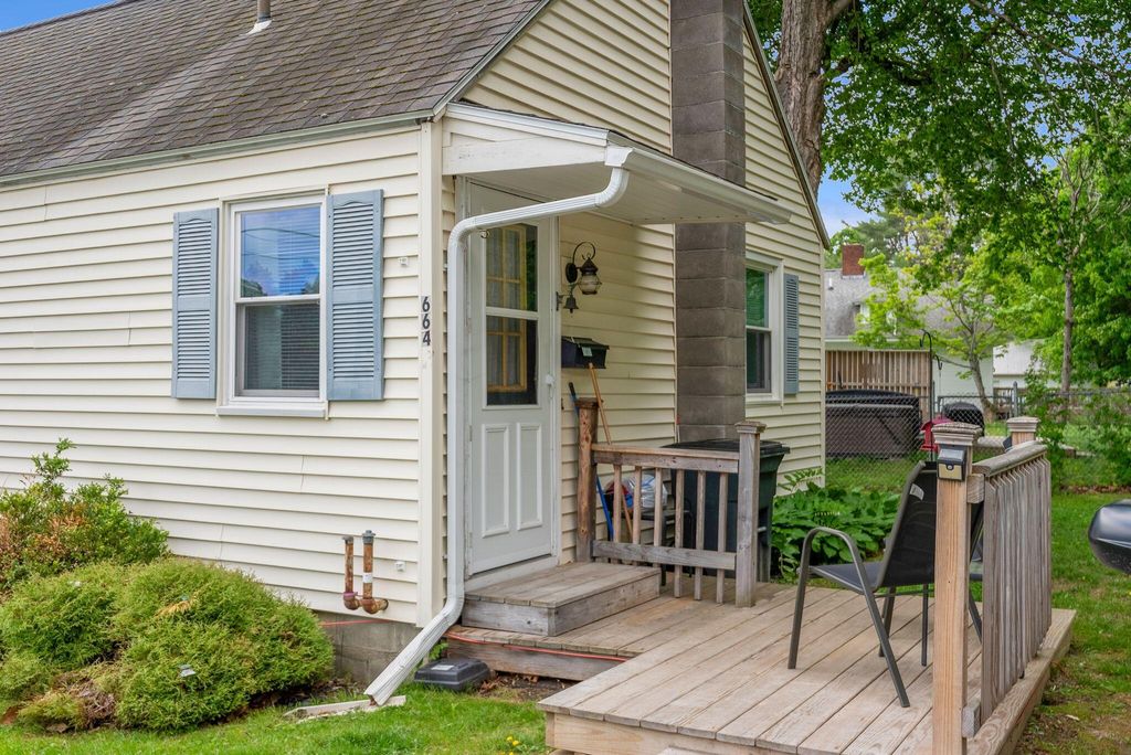 Photo of 664 Maine Avenue, Farmingdale, ME 04344 (MLS # 1665004)