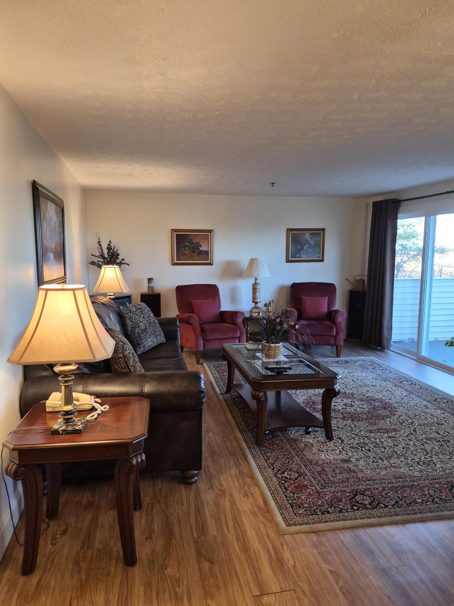 2C LIVING ROOM