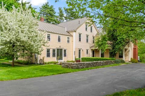 Photo of 127 Foreside Road, Falmouth, ME 04105 (MLS # 1660121)