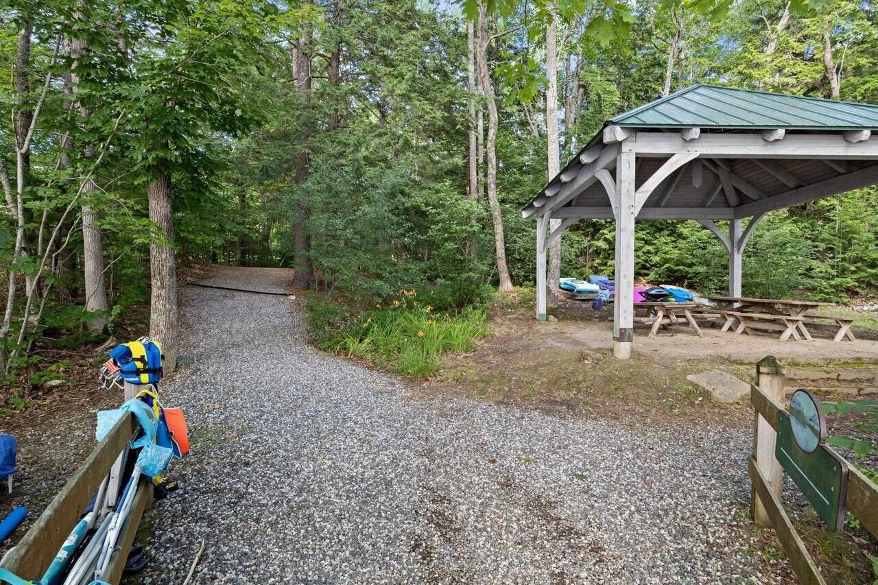 9 Lakeside Drive