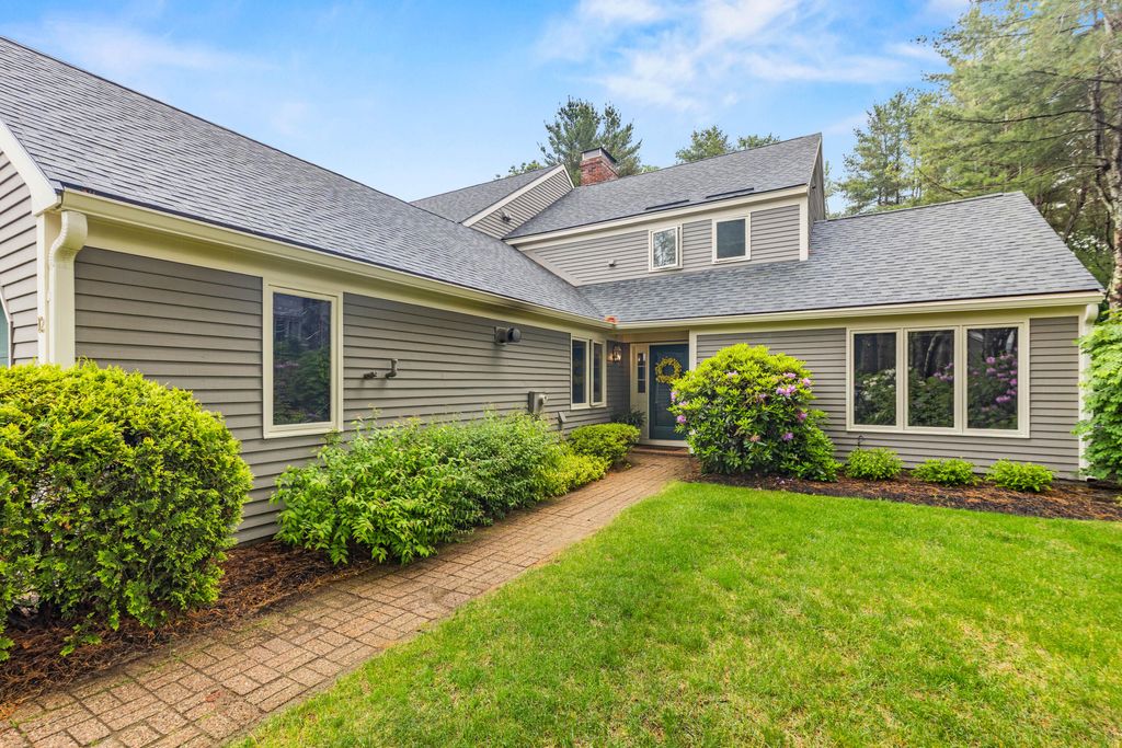 Photo of 12 Foreside Common #12, Falmouth, ME 04105 (MLS # 1667639)