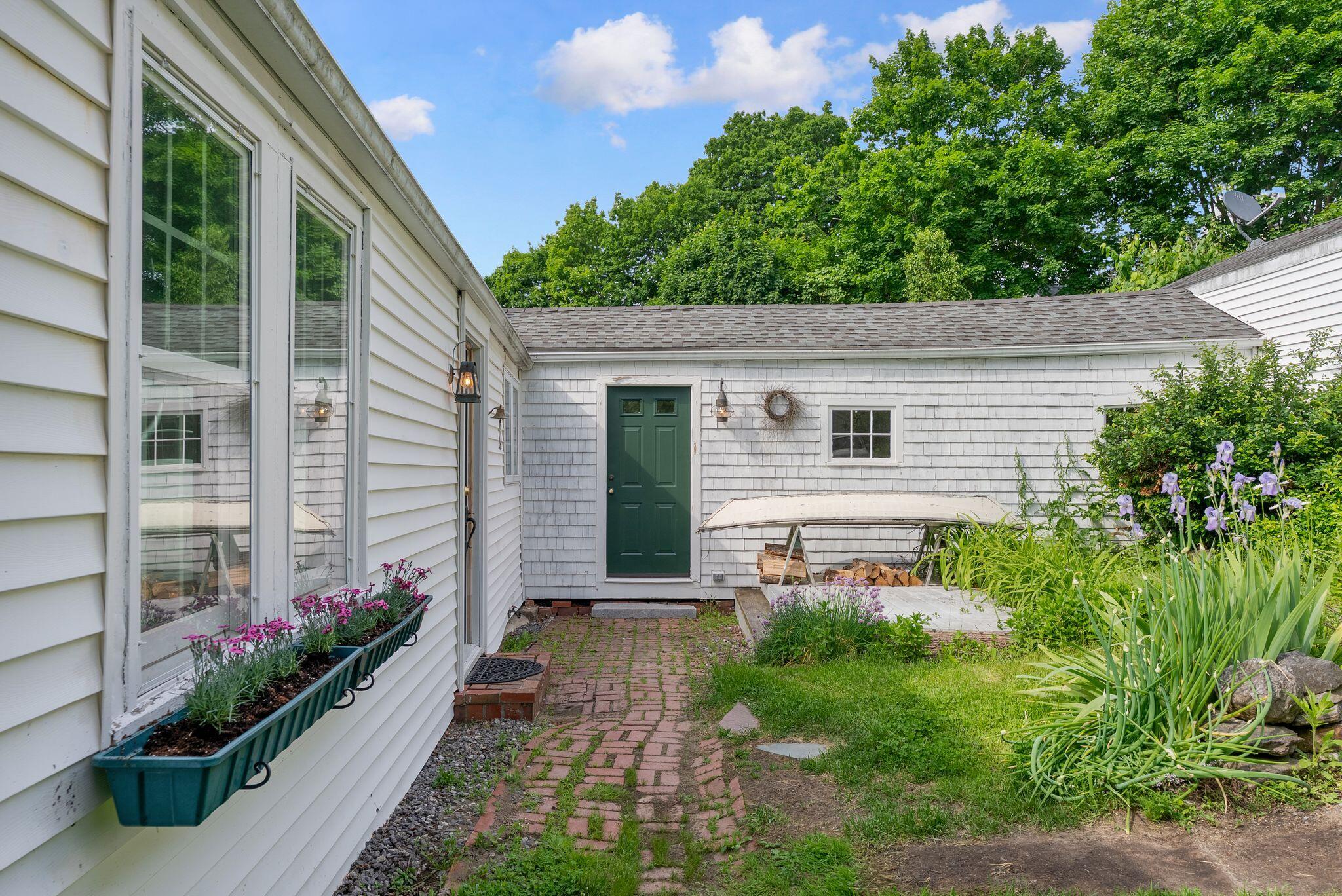 27 Pleasant Street