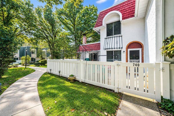 740 BLUE RIDGE DR, MEDFORD, NY 11763 - Image 81a67e4924d12e686902397fa4bb1eb7/1442022207