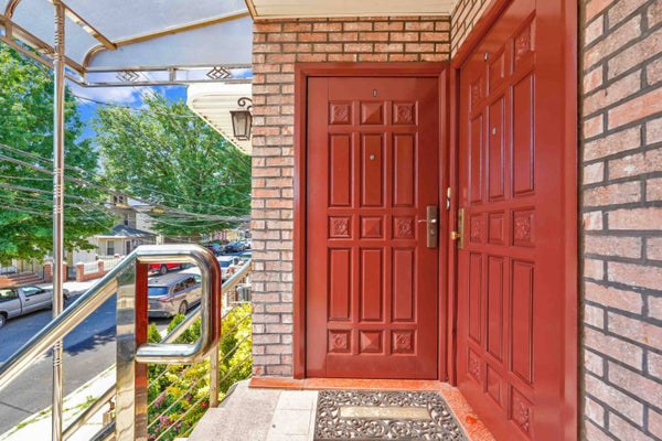 8433 60TH DR, MIDDLE VILLAGE, NY 11379 - Image 860f4e5c2e2e4b40338681f967cfd290/314790048