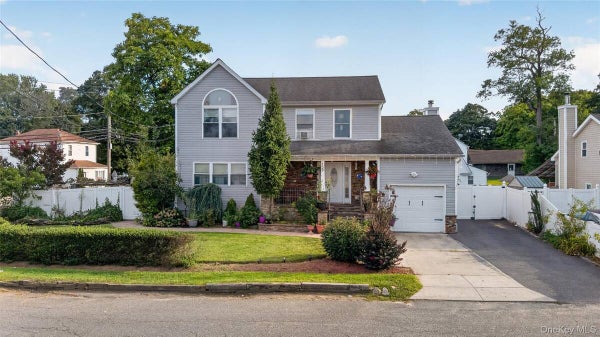 139 SMITH ST, AMITYVILLE, NY 11701 - Image 8fb81ca3e8923382e0779271c01ac32e/129308260