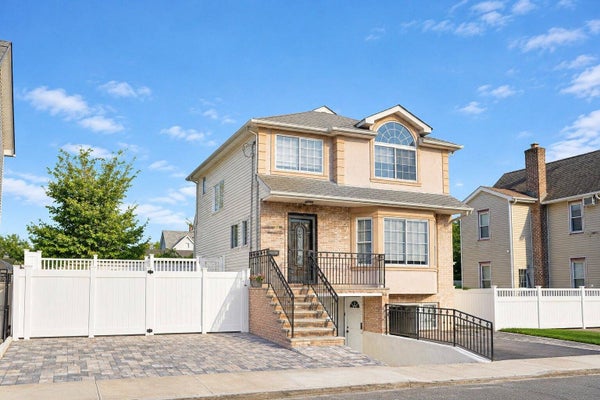 81 SHARROTT AVE, STATEN ISLAND, NY 10309 - Image bd9d47068e1458b8fdee3e3702a4b570/2492720708