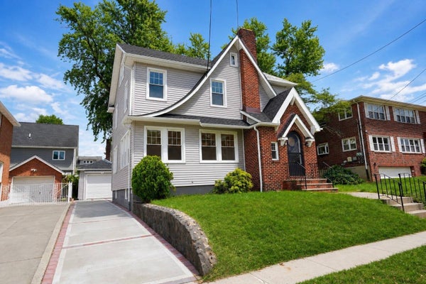 677 BEMENT AVE, STATEN ISLAND, NY 10310 - Image ca97e2f5e513b3d4047836b682bd4bdf/1073983014
