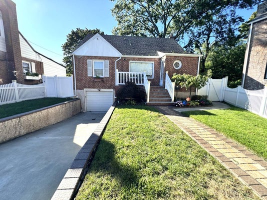 4 FIRETHORNE LN, VALLEY STREAM, NY 11581 - Image ce7e25ac46423c0c2ec6dccbb25bb4d8/2148388922