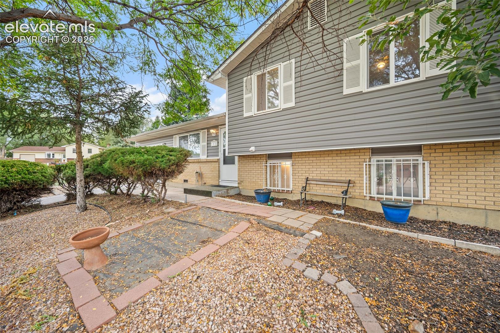 1021 De La Vista Place