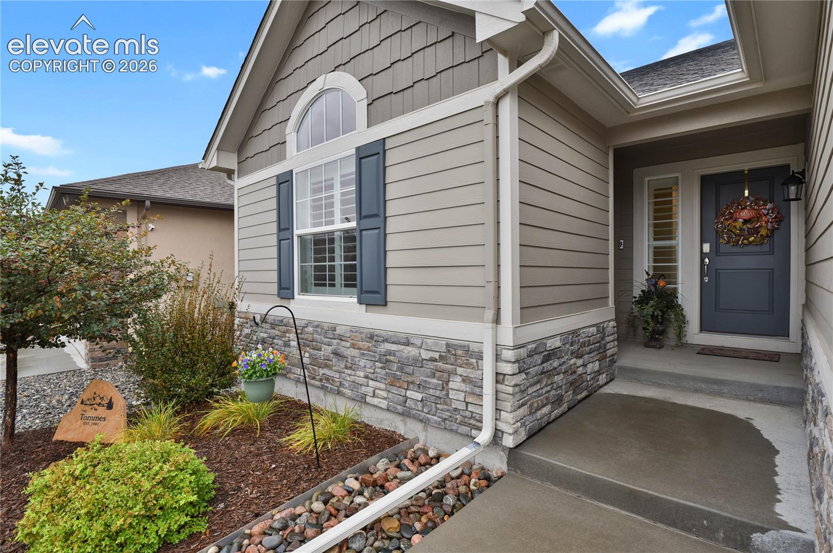 6384 Lochside View