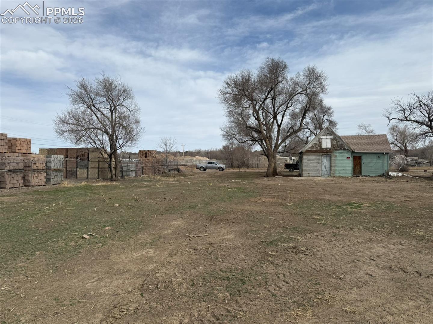 2617 N Santa Fe Avenue