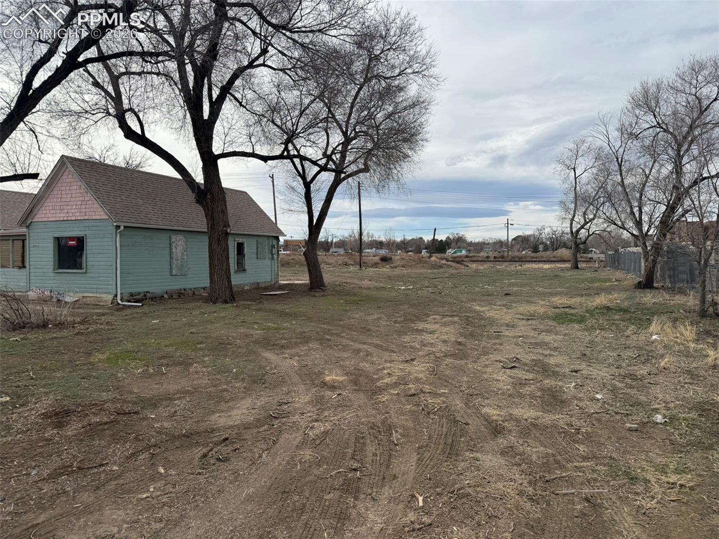 2617 N Santa Fe Avenue