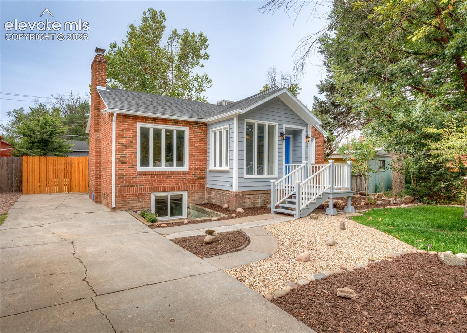 1306 W Abriendo Avenue