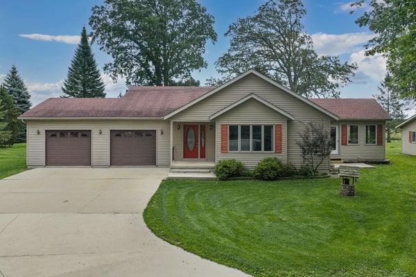 N3299 HICKORY DR, WAUPUN, WI 53963 - Image 0b8d0f3be6cb1ae58e70a6a8d6d1e8a9/3021837636