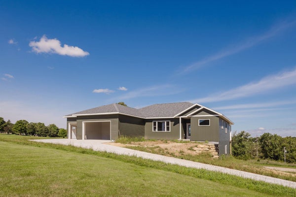 102 DIAMOND OAKS DR, DODGEVILLE, WI 53533 - Image 34096db9dd2ae57d278a89b8a3b1a65d/1494440741