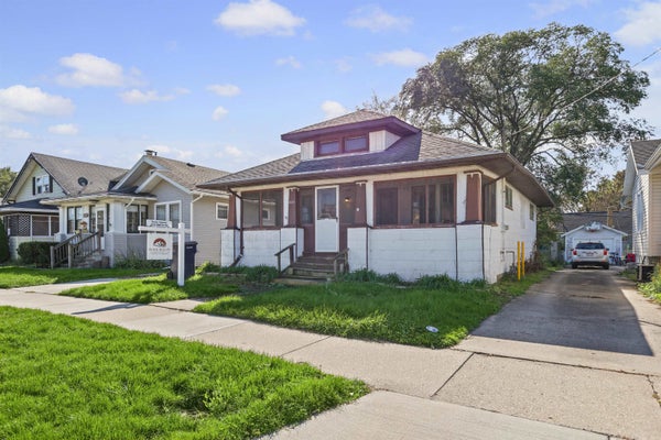828 SHERMAN AVE, JANESVILLE, WI 53545 - Image 71f2d16c8a2b0113b4874461df7d3073/3488378644