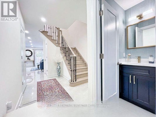 9 Checker Ct, Vaughan (Brownridge), ON 4