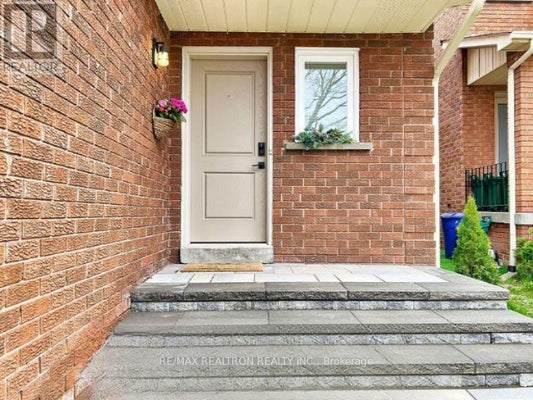 9 Checker Ct, Vaughan (Brownridge), ON 2