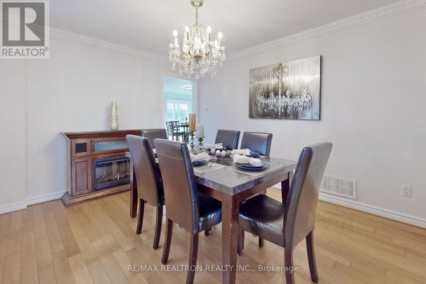 4 - 32 Subrisco Ave, Richmond Hill (Devonsleigh), ON 2