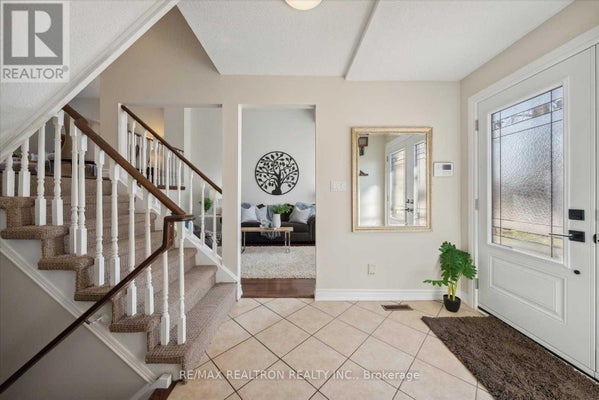 68 Flint Cres, Whitby (Rolling Acres), ON 3