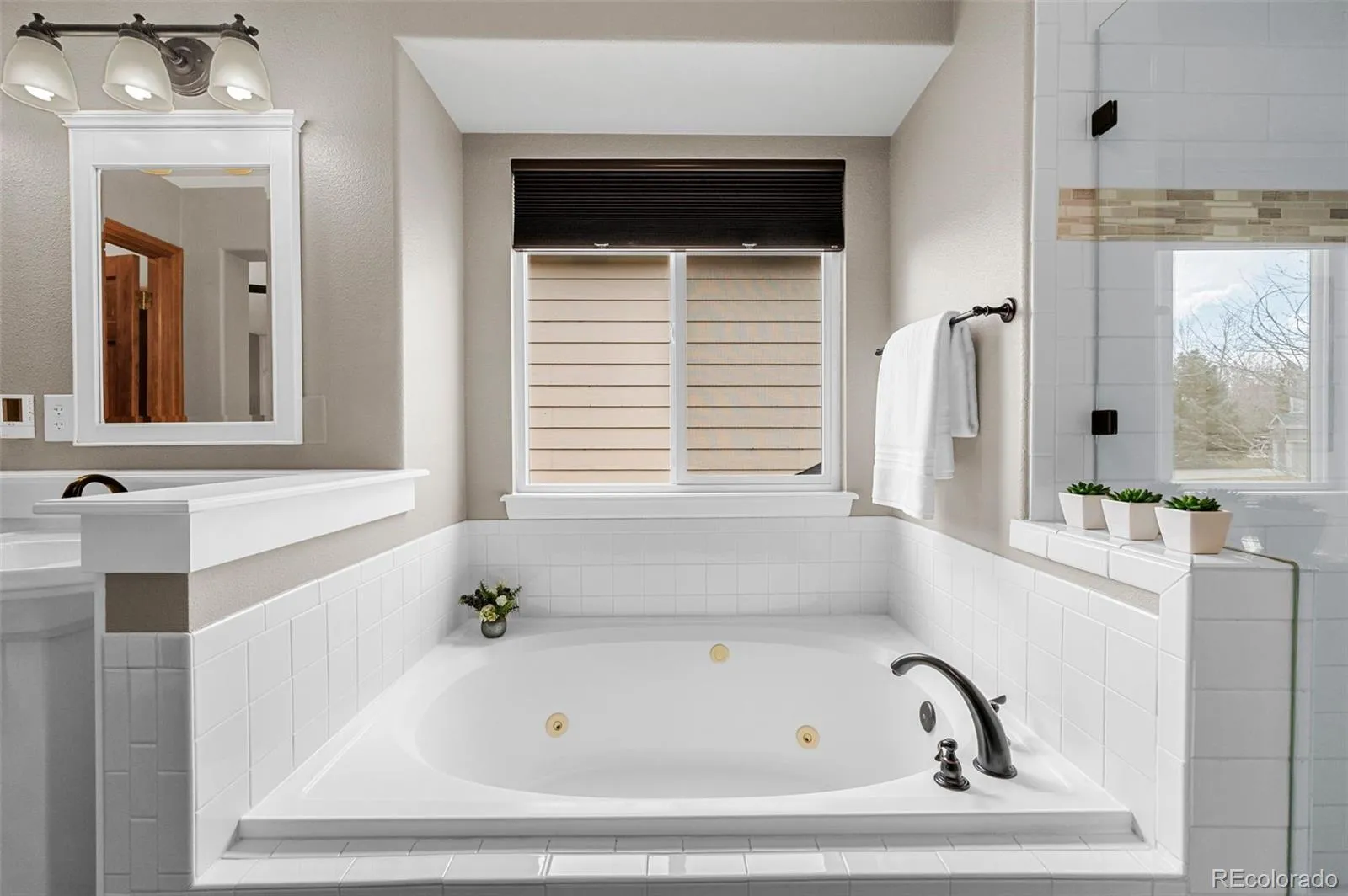 Centennial, Colorado 80015, United States, 4 Bedrooms Bedrooms, ,3 BathroomsBathrooms,Residential,Pending,92501