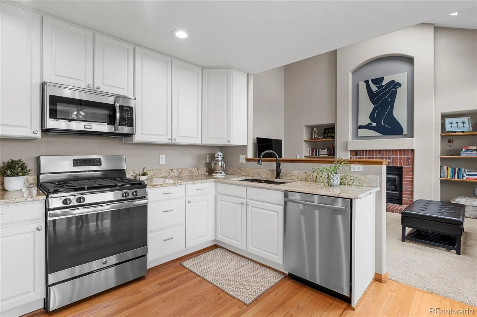 Centennial, Colorado 80015, United States, 4 Bedrooms Bedrooms, ,3 BathroomsBathrooms,Residential,Pending,92501