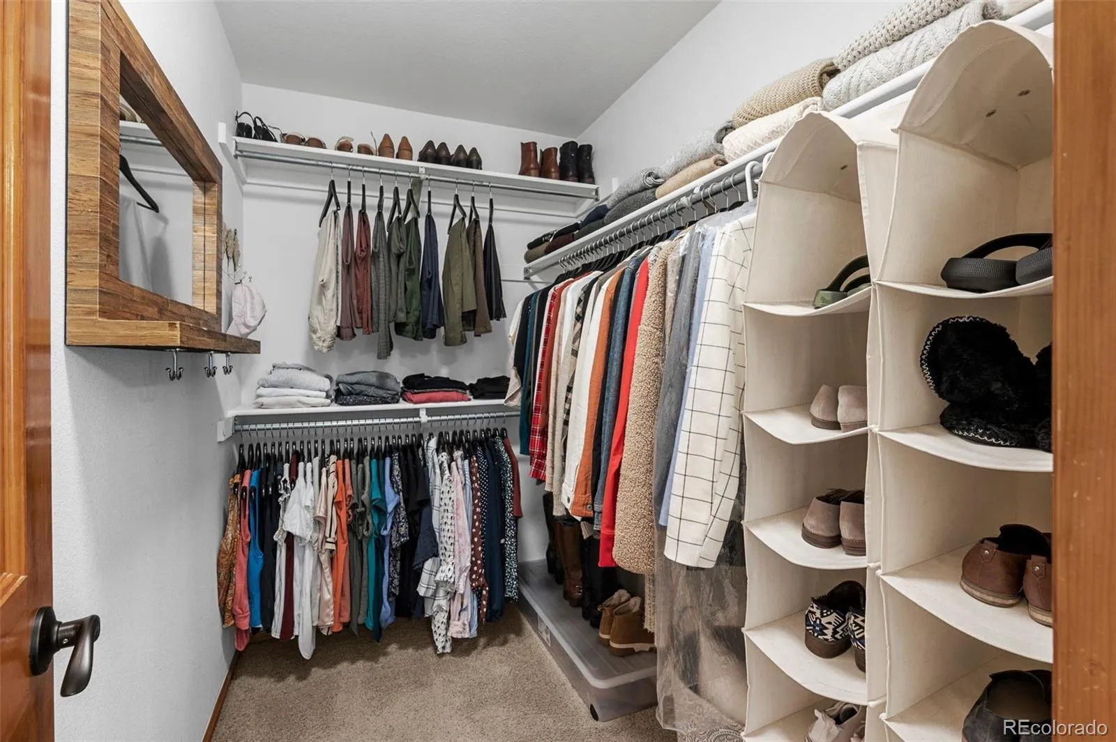 Centennial, Colorado 80015, United States, 4 Bedrooms Bedrooms, ,3 BathroomsBathrooms,Residential,Pending,92501