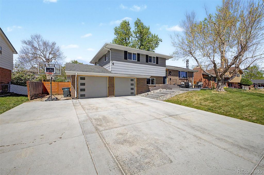 Photo of 2115 S Ammons Street, Lakewood, CO 80227 (MLS # 5632964)