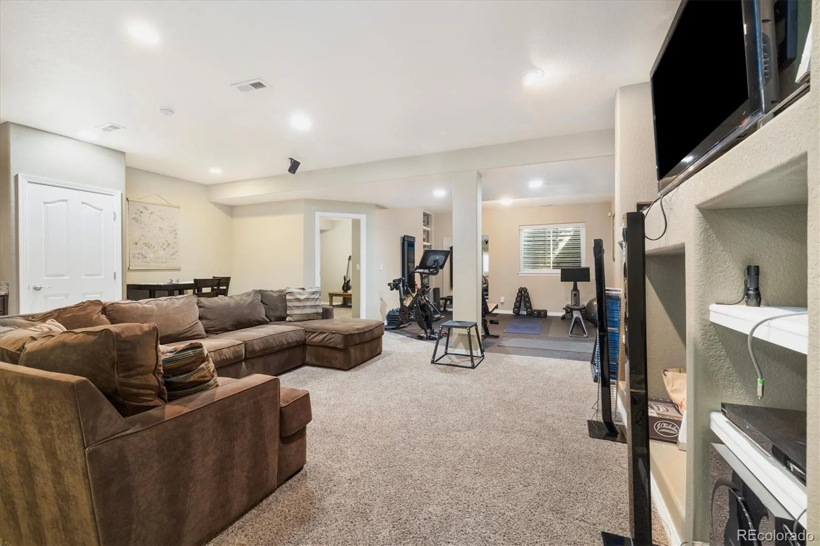 Commerce City, Colorado 80022, United States, 5 Bedrooms Bedrooms, ,3 BathroomsBathrooms,Residential,Active,191252