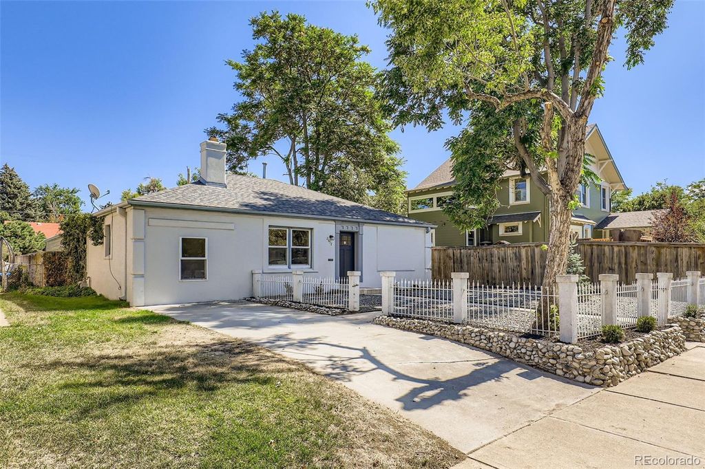 Photo of 2612 Albion Street, Denver, CO 80207 (MLS # 8350556)
