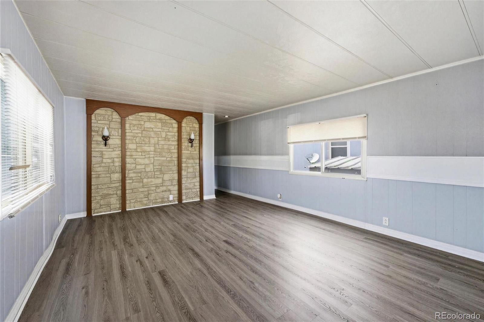 4210 E 100th