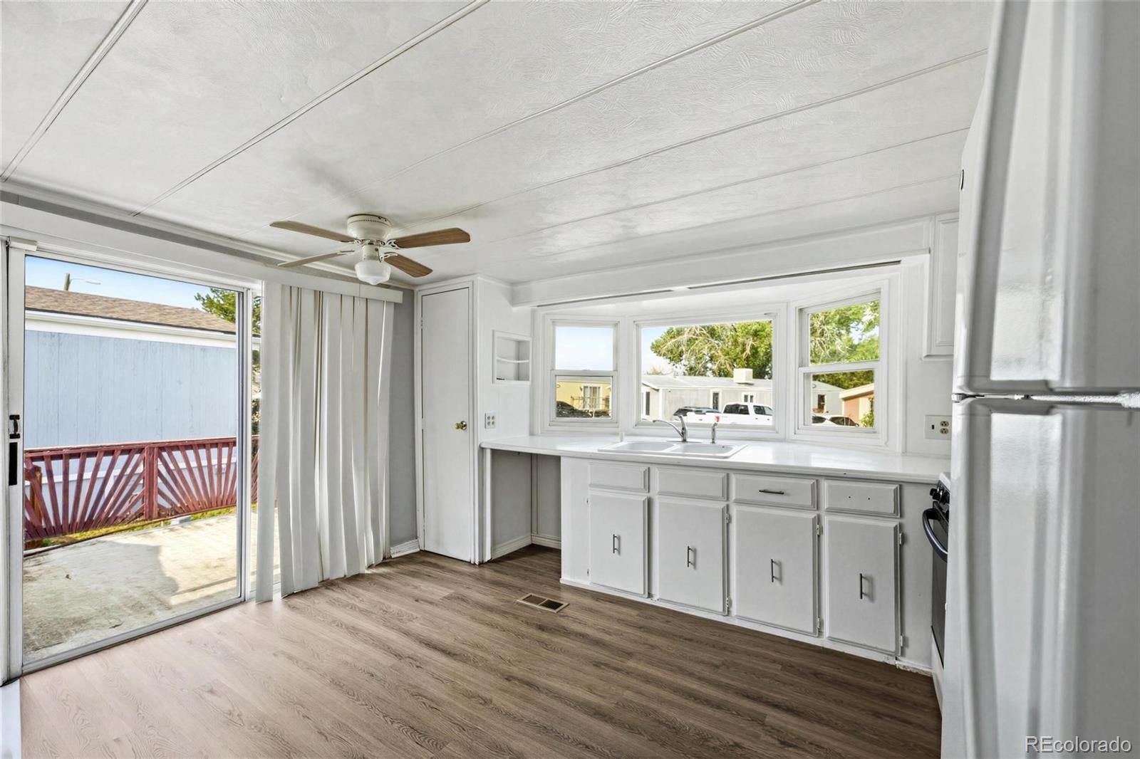 4210 E 100th