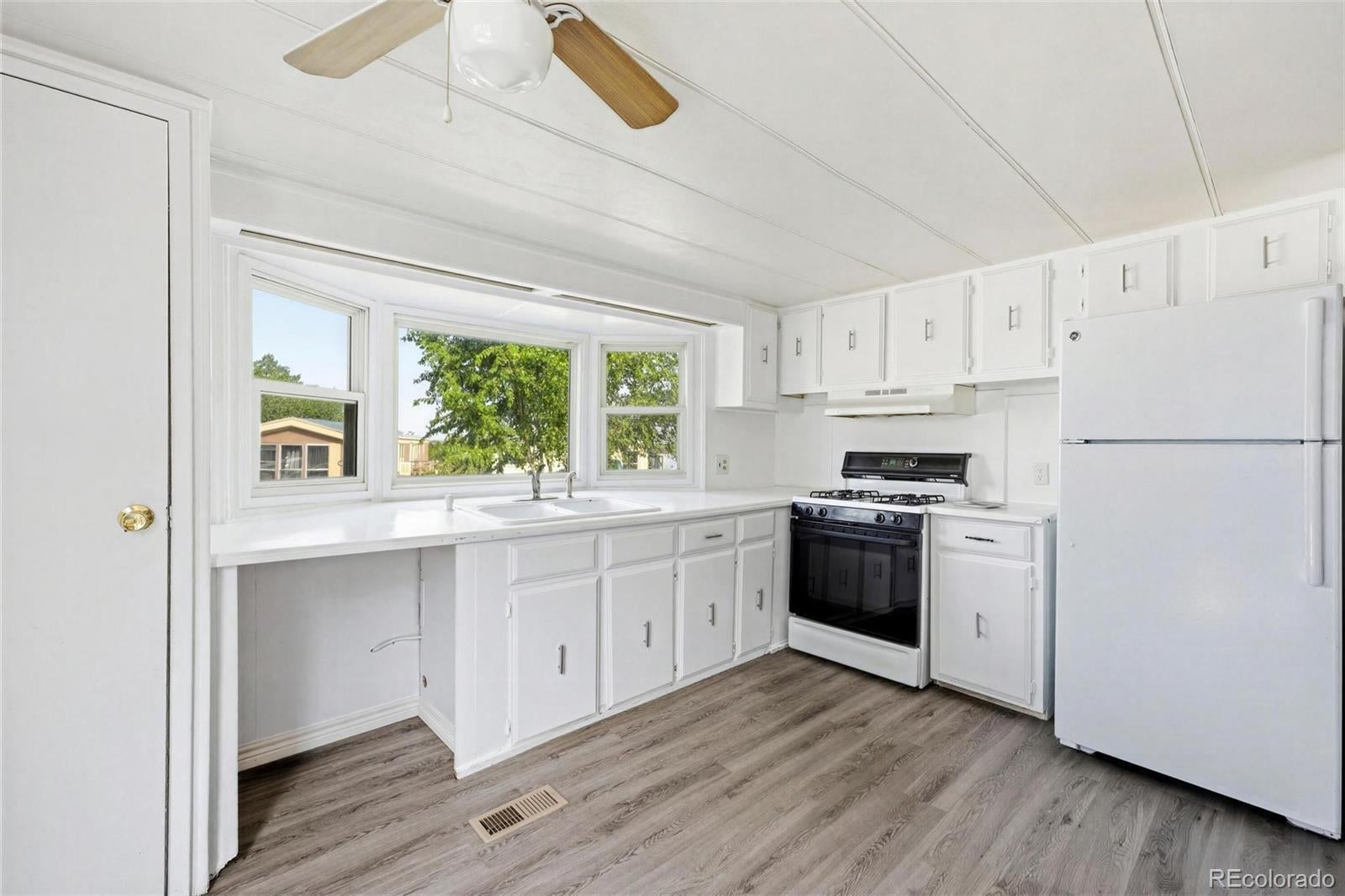4210 E 100th