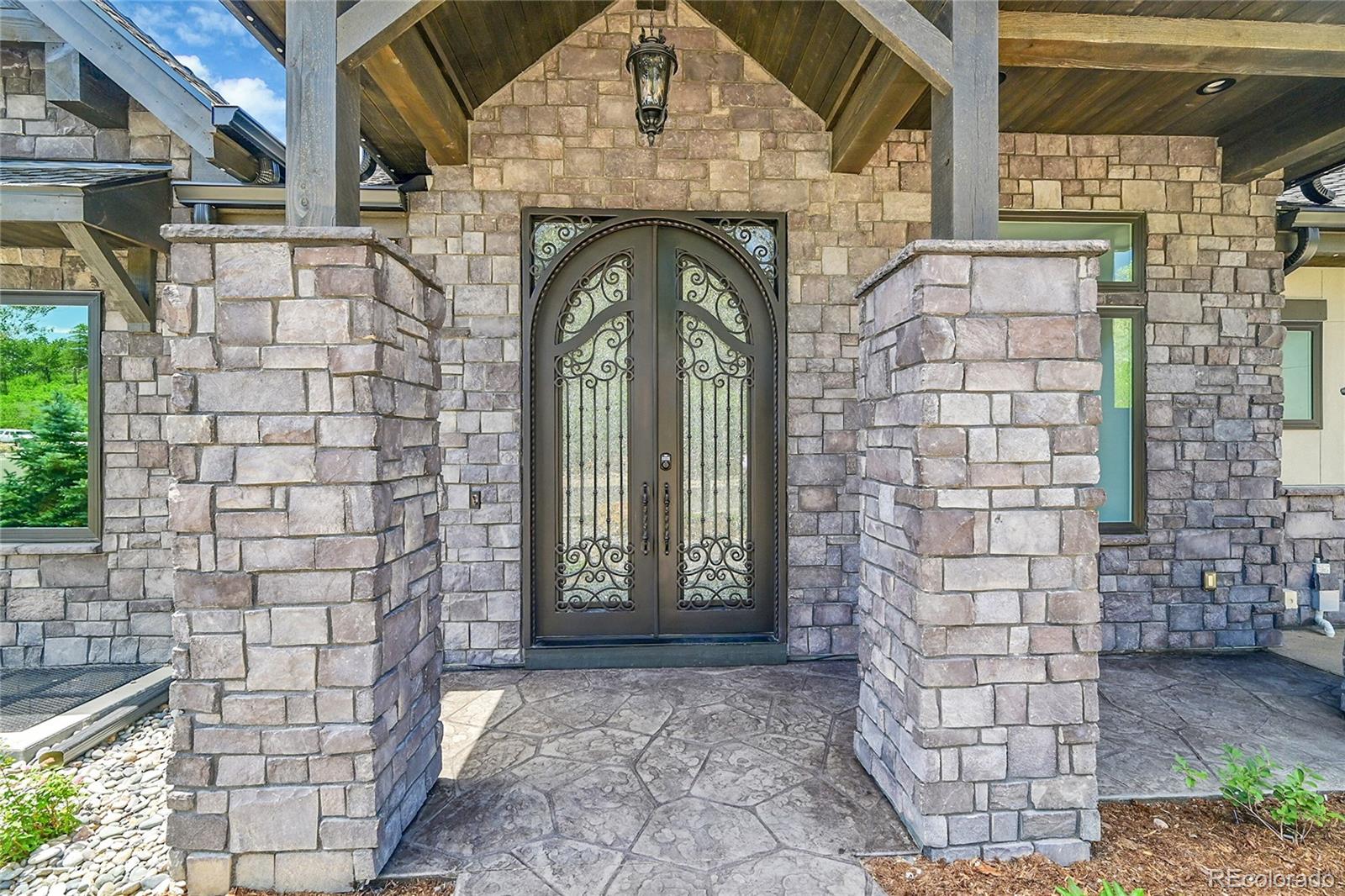 2554 Saddleback Drive